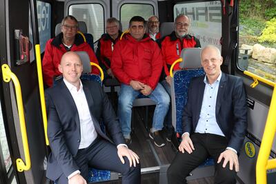 Bild vergr��ern: B�rgermeister Christoph Ewers (vorne rechts) und Sparkassenvorstand Christian Roth (v.l.) �berzeugten sich von der Ger�umigkeit des Busses.