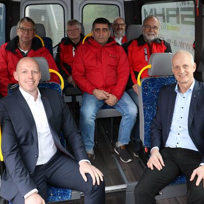 Bild vergr��ern: B�rgermeister Christoph Ewers (vorne rechts) und Sparkassenvorstand Christian Roth (v.l.) �berzeugten sich von der Ger�umigkeit des Busses.