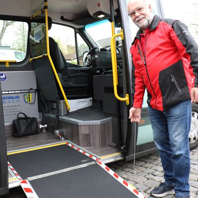 Bild vergr��ern: Dank einer ausklappbaren Rampe k�nnen auch Rollstuhlfahrerinnen und -fahrer und Personen mit Rollator oder Kinderwagen bequem zusteigen.