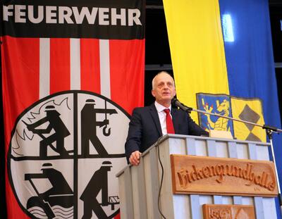 Bild vergr��ern: B�rgermeister Christoph Ewers bedankte sich bei den Kameradinnen und Kameraden f�r ihren Einsatz im vergangenen Jahr und lobte das unerm�dliche Engagement sowie die hohe fachliche Kompetenz der Frauen und M�nner der Burbacher Wehr