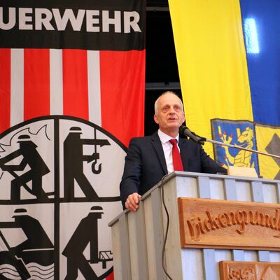Bild vergr��ern: B�rgermeister Christoph Ewers bedankte sich bei den Kameradinnen und Kameraden f�r ihren Einsatz im vergangenen Jahr und lobte das unerm�dliche Engagement sowie die hohe fachliche Kompetenz der Frauen und M�nner der Burbacher Wehr