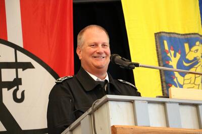 Bild vergr��ern: Der kommissarische Leiter der Burbacher Feuerwehr, Thorsten Schneider, f�hrte erstmals durch die Jahresdienstbesprechung.