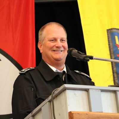 Bild vergr��ern: Der kommissarische Leiter der Burbacher Feuerwehr, Thorsten Schneider, f�hrte erstmals durch die Jahresdienstbesprechung.