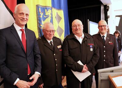 Bild vergr��ern: Zu seinem Abschied erhielt Gemeindebrandinspektor Horst Petri (3.v.l.) das Feuerwehr-Ehrenkreuz in Silber. B�rgermeister Christoph Ewers, Kreisbrandmeister a.D. Bernd Schneider und Rainald Thiemann, Vorsitzender des Kreisfeuerwehrverbands (v.l.), gratulierten als erste.