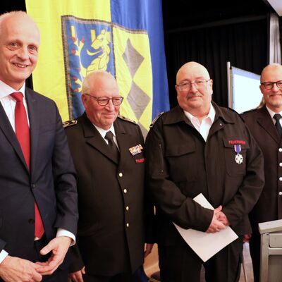 Bild vergr��ern: Zu seinem Abschied erhielt Gemeindebrandinspektor Horst Petri (3.v.l.) das Feuerwehr-Ehrenkreuz in Silber. B�rgermeister Christoph Ewers, Kreisbrandmeister a.D. Bernd Schneider und Rainald Thiemann, Vorsitzender des Kreisfeuerwehrverbands (v.l.), gratulierten als erste.