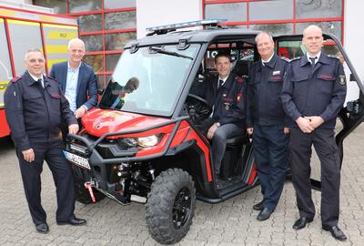 Bild vergr��ern: Freuen sich �ber das neue UTV: F�rdervereinsvorsitzender Thomas Heuschkel, B�rgermeister Christoph Ewers, Unterbrandmeister Oliver Petri, Thorsten Schneider, kommissarischer Leiter der Feuerwehr Burbach, und Einheitsf�hrer Benjamin Scholl (v.l.).