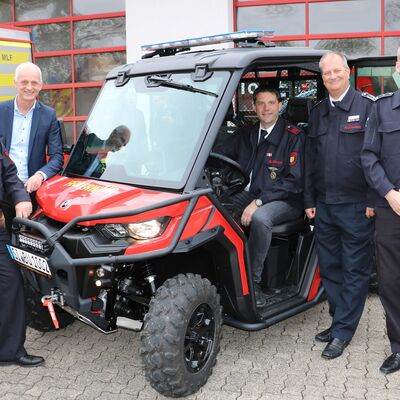 Bild vergr��ern: Freuen sich �ber das neue UTV: F�rdervereinsvorsitzender Thomas Heuschkel, B�rgermeister Christoph Ewers, Unterbrandmeister Oliver Petri, Thorsten Schneider, kommissarischer Leiter der Feuerwehr Burbach, und Einheitsf�hrer Benjamin Scholl (v.l.).