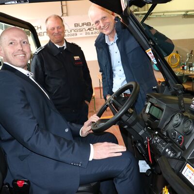 Bild vergr��ern: Sparkassenvorstand Christian Roth, Burbachs kommissarischer Feuerwehr-Chef Thorsten Schneider und B�rgermeister Christoph Ewers werfen einen Blick ins innere des Quads.