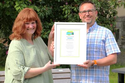 Bild vergr��ern: Elisabeth Fley und Frank Kruppa vertreten die Gemeinde Burbach in der Steuerungsgruppe. Sie freuen sich �ber die Rezertifizierung als Faitrade-Gemeinde.