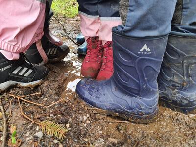 Bild vergr��ern: Ab in die Natur: Mit dem neuen Entdeckerrucksack ging es beim Klimaclub f�r interessierte Kinder erstmals auf Tour zu den Burbacher Natursch�tzen.