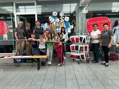 Bild vergr��ern: In der ersten Jahresh�lfte wurde u.a. Linoldruck mit Doris Danneberg Thiel (2.v.r.) von der Jugendkunstschule Burbach angeboten.