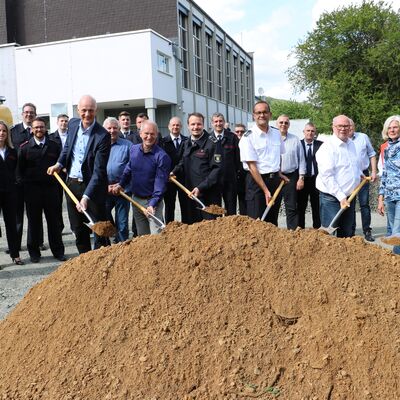 Bild vergr��ern: Jetzt wird angepackt: B�rgermeister Christoph Ewers, G�nther Pohl (Gr�ne-Fraktion), Einheitsf�hrer Thomas Waldrich, Tobias Schmidt (stellv. Leiter Freiwillige Feuerwehr Burbach), Bauunternehmer Wolfgang Fey, Beate Schlabach (Planung Bauamt Burbach) und Ortsvorsteher Helmut Willwacher (v.l.n.r.) beim Spatenstich zum neuen Feuerwehrger�tehaus in Holzhausen.