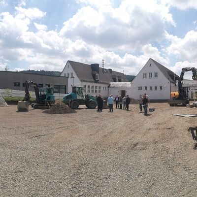 Bild vergr��ern: Die Asphaltdecke wurde bereits entfernt. In den n�chsten Wochen wird der neue Schulhof knallbunt!