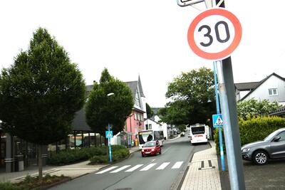 Bild vergr��ern: Zwischen Eicher Weg und Burgweg gilt auf der Nassauischen Stra�e ab sofort eine maximale H�chstgeschwindigkeit von 30 km/h in beiden Richtungen.