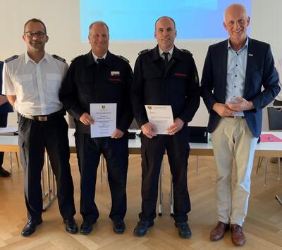 Bild vergr��ern: B�rgermeister Christoph Ewers (r.) w�nschte Gemeindebrandinspektor Tobias Schmidt, Gemeindebrandinspektor Thorsten Schneider und Brandoberinspektor Benjamin Scholl (v.l.) viel Erfolg f�r die Aufgaben in der Wehrleitung.