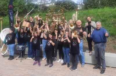 Bild vergr��ern: Musiklehrer Wulf Hassel und der stellvertretende Schulleiter Andreas Stelzig nahmen die Instrumente f�r die Bl�serklasse entgegen. Sie freuten sich gemeinsam mit Lisa Rehmann �ber die Begeisterung der Sch�ler bei der �bergabe.