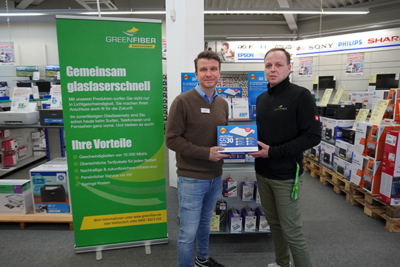 Bild vergr��ern: Expert-Marktleiter Ren� K�hn (links) und GREENFIBER-Regionalmanager Mike Kleiner.