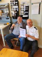 Bild vergr��ern: Horst Petri (l.) erhielt vom Vorsitzenden des Kreisfeuerwehrverbandes, Rainald Thiemann, goldenen Verbands-Ehrennadel mit Kranz.