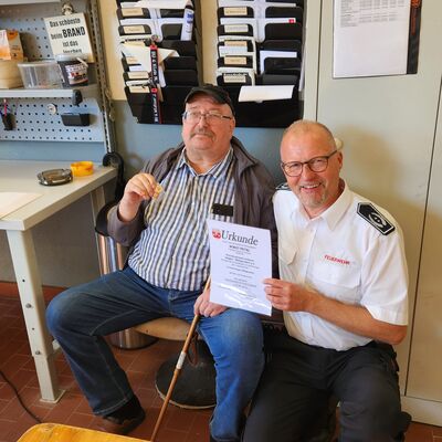 Bild vergr��ern: Horst Petri (l.) erhielt vom Vorsitzenden des Kreisfeuerwehrverbandes, Rainald Thiemann, goldenen Verbands-Ehrennadel mit Kranz.