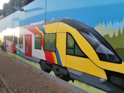 Bild vergr��ern: Die Sch�lerinnen und Sch�ler der GMS machten den Anfang, nun sollen Seniorinnen und Senioren das Kunstwerk am Burbacher Bahnhof erweitern.