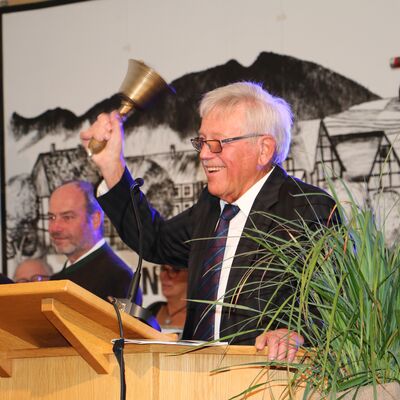 Bild vergr��ern: L�tzelns Ortsvorsteher l�utete den Festkommers ein. Foto: Gemeinde Burbach