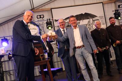 Bild vergr��ern: O'zapft is! B�rgermeister Christoph Ewers stie� nach seinem gelungenen Fassanstich mit L�tzelns Heimatvereinsvorsitzenden Volker Gerstner und Thomas Knebel von der Erzquell-Brauerei (v.l.) an.