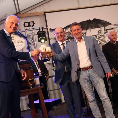Bild vergr��ern: O'zapft is! B�rgermeister Christoph Ewers stie� nach seinem gelungenen Fassanstich mit L�tzelns Heimatvereinsvorsitzenden Volker Gerstner und Thomas Knebel von der Erzquell-Brauerei (v.l.) an.