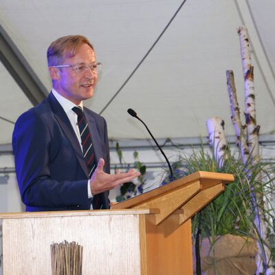 Bild vergr��ern: Staatssekret�r Daniel Sieveke �bermittelte die Gr��e von NRW-Heimatministerin Ina Scharrenbach.