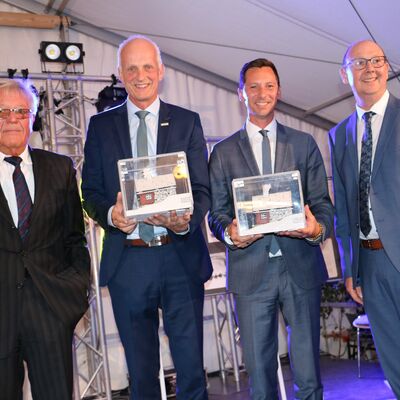 Bild vergr��ern: Ortsvorsteher Heinz Schnell (l.) und Heimatvereinsvorsitzender Volker Gerstner (r.) �bergaben B�rgermeister Christoph Ewers (2.v.l.) und Landrat Andreas M�ller eine Miniatur des historischen L�tzelner Backes.