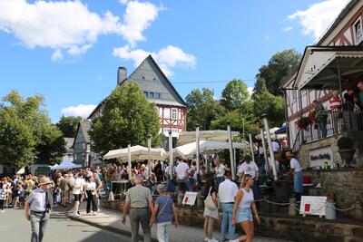 Bild vergr��ern: Bestens besucht war das Vogteifest vor allem am Sonntag. F�r die leckeren Deggelsbl�ddze nahmen die Besucherinnen und Besucher etwas l�ngere Wartezeiten in Kauf.
