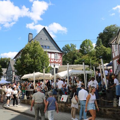 Bild vergr��ern: Bestens besucht war das Vogteifest vor allem am Sonntag. F�r die leckeren Deggelsbl�ddze nahmen die Besucherinnen und Besucher etwas l�ngere Wartezeiten in Kauf.