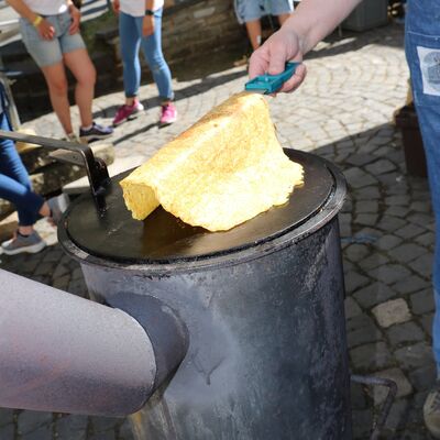 Bild vergr��ern: Die beliebten Deggelsbl�ddze waren einmal mehr der Renner. 10 Zentner Kartoffeln wurden am Wochenende gesch�lt.