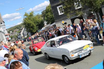Bild vergr��ern: Seit 2007 eine erfolgreiche Zweckgemeinschaft: das Vogteifest und die Oldtimer-Rallye Siegeland Classic des AMC Burbach.