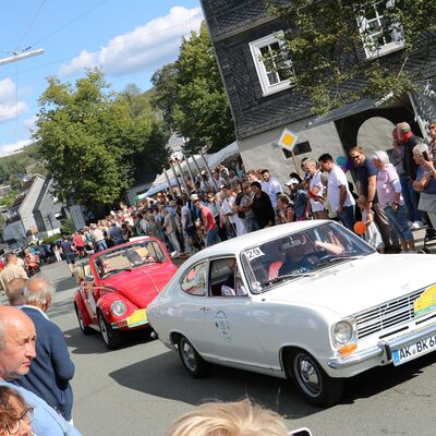Bild vergr��ern: Seit 2007 eine erfolgreiche Zweckgemeinschaft: das Vogteifest und die Oldtimer-Rallye Siegeland Classic des AMC Burbach.