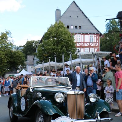 Bild vergr��ern: Seit 2007 eine erfolgreiche Zweckgemeinschaft: das Vogteifest und die Oldtimer-Rallye Siegeland Classic des AMC Burbach.