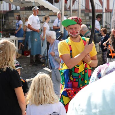 Bild vergr��ern: Der Clown und die Sonne strahlten mit den Kindern um die Wette.
