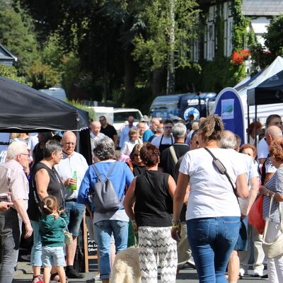 Bild vergr��ern: Der Kunsthandwerkermarkt lud zum Flanieren in der Ginnerbach ein.