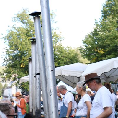Bild vergr��ern: Rund ein Dutzend �fen hatten die Heimatfreunde f�r die Zubereitung der Deggelsbl�ddze bis auf 600 Grad erhitzt.