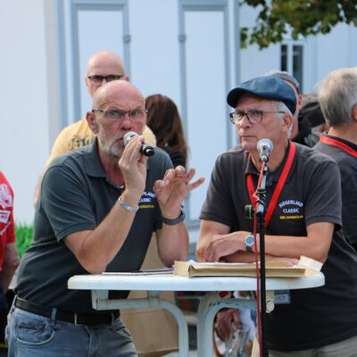 Bild vergr��ern: Kongeniales Moderatoren-Team: Motorsportjournalist Burkhard Bechtel (l.) und Hans-Werner Hein, die Automobil-Enzyklop�die in Person.