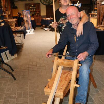 Bild vergr��ern: Jurek Wozny und seine Frau Bianca J�ger-Wozny zeigten Interessierten in der Remise des COCH*s (Haus Dilthey), wie man Bogen baut.