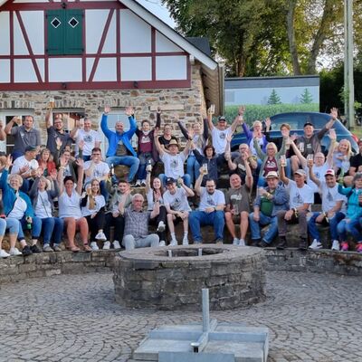 Bild vergr��ern: Im Licht der untergehenden Sonne dankte der Vorstand des Heimatvereins Alte Vogtei Burbach am Sonntagabend sowohl den mehr als 100 ehrenamtlich Aktiven sowie allen befreundeten Partnern und Organisationen.