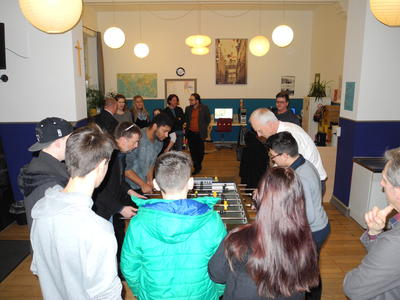 Bild vergr��ern: Auch eine Runde Kickern stand beim Besuch des frisch renovierten Jugendtreffs im Konfirmandenhaus auf dem Programm.