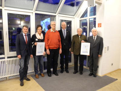 Bild vergr��ern: Der RWE-Klimaschutzpreis 2015 wurde im Rahmen des Klimaforums an den Heimatverein �Alte Vogtei� Burbach und die Fischereigenossenschaft Burbach von Stephan Engelberth (li.) von RWE und Burbachs B�rgermeister Christoph Ewers (mi.) verliehen. Beate Diehl (2.v.l.) und Waldemar Herr (3.v.l.) vom Heimatverein sowie Manfred Z�llner (2.v.r) und Arno Dielmann (re.) von der Fischereigenossenschaft Burbach nahmen die Urkunden und das Preisgeld entgegen.