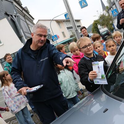Bild vergr��ern: Ordnungsamtsmitarbeiter Stephan Hoffmann erhielt nun bei seinem Kontrollgang im Burbacher Ortskern tatkr�ftige Unterst�tzung von Sch�lerinnen und Sch�lern der Grundschule Burbach. Sie verpassten Parks�ndern im Rahmen der Europ�ischen Mobilit�tswoche einen �Denkzettel�.