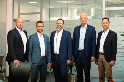 Bild vergr��ern: Der designierte neue Vorstandsvorsitzende Christian Roth, Simon Fries (ab August 2025 im Vorstand), stellv. Vorsitzender Daniel Ermert, Burbachs B�rgermeister Christoph Ewers und Neunkirchens B�rgermeister Marco Schwunk (v.l.).
