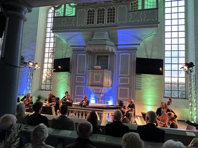 Bild vergr��ern: In der Ev. Kirche entfalteten die Kompositionen eine besonders intensive Wirkung.