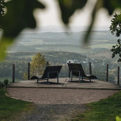 Bild vergr��ern: Auf den bequemen Waldsofas k�nnen die Wandernden ihre Pause bei bester Sicht genie�en.
