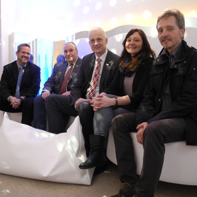 Bild vergr��ern: Atmosph�re zum Wohlf�hlen: Im neuen Snoezelenraum der Grundschule Burbach k�nnen Kinder zur Ruhe kommen. Rektor Michael Goedecke, Fachbereichsleiter Jochen Becker, B�rgermeister Christoph Ewers, Lehrerin Sandra Osti und Schulamtsmitarbeiter Christian Rampelt �berzeugten sich von der Wirkung.