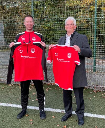 Bild vergr��ern: Neue Trainingskleidung f�r den FC 1990 Wahlbach - umgesetzt mit Unterst�tzung der Sparkasse Burbach-Neunkirchen.