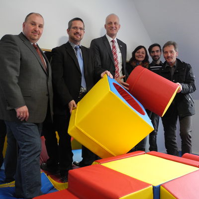 Bild vergr��ern: Gro�e Bausteine laden zum kreativen Spiel ein. Im Aktivit�tenraum ist Platz daf�r. Fachbereichsleiter Jochen Becker, Schulleiter Michael Goedecke, B�rgermeister Christoph Ewers, Lehrerin Sandra Osti, stellv. Schulleiter Florian Kiehl und Schulamtsmitarbeiter Christian Rampelt testeten die Riesenkl�tzchen.